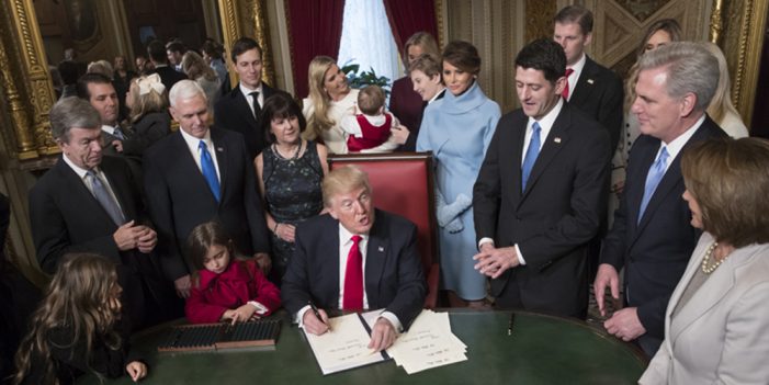 Acuerdan demócratas y Trump protección a “dreamers” sin dinero para muro