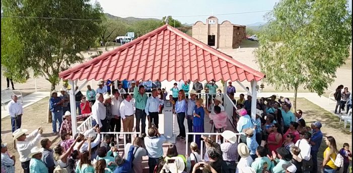 Gobernadora acciona el interruptor para llevar luz a Tuape, en Opodepe