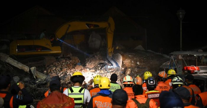 Sube a 64 número de víctimas por sismo en suroeste de México