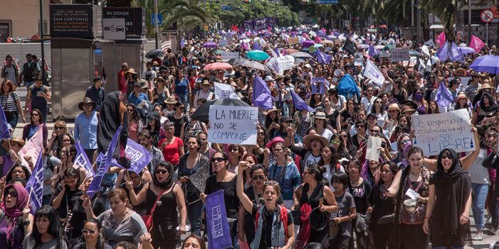 Miles de mujeres marchan contra feminicidios