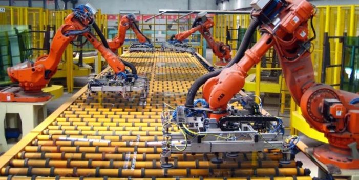 Asalariados “golpeados” por robots de manufactura en México: ONU
