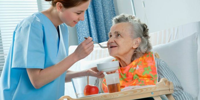 Alimentación adecuada es fundamental para Adultos Mayores