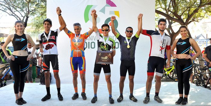 Premian a ganadores de carrera ciclista