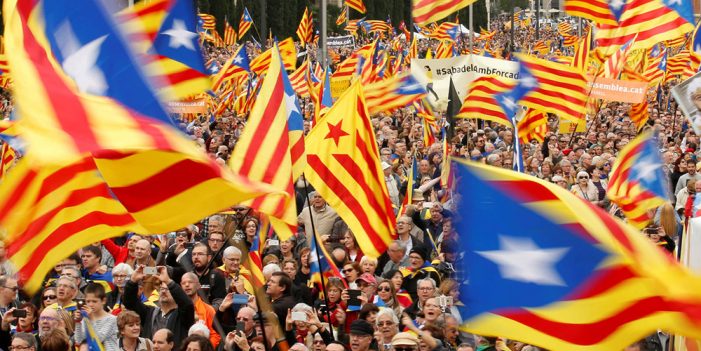 Se manifiestan Catalanes por actuar de la Policía
