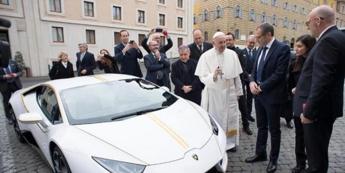 Papa Francisco decide subastar su Lamborghini