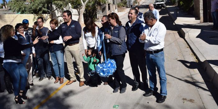 Inaugura Alcalde más calles pavimentadas