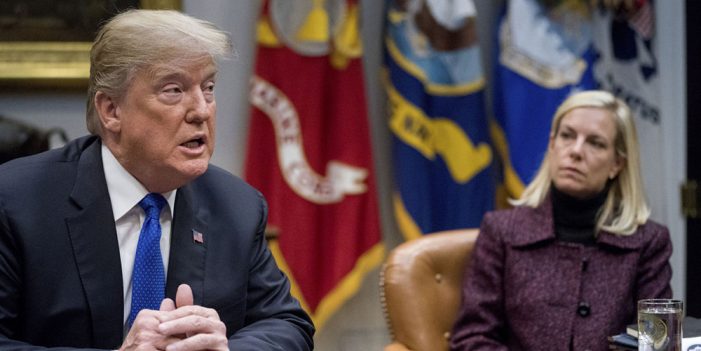 Donald Trump acaba con programa de protección temporal a salvadoreños