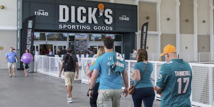 Waltmart y Dick’s no venderán armas a menores