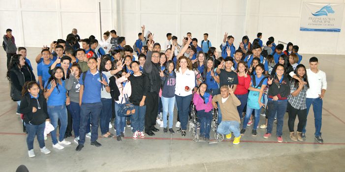 Respalda #LaMaestra trabajo con jóvenes “Lobos”