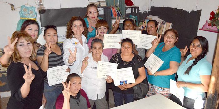 Reconoce Angélica Miranda a mujeres de grupo Las Flores