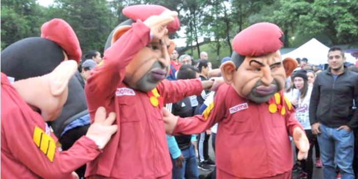 Botargas de Hugo Chávez en evento de MORENA