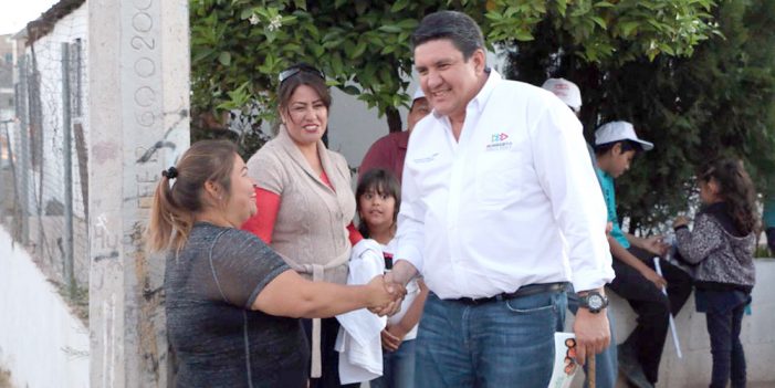 Robles Pompa recorre colonias en Nogales