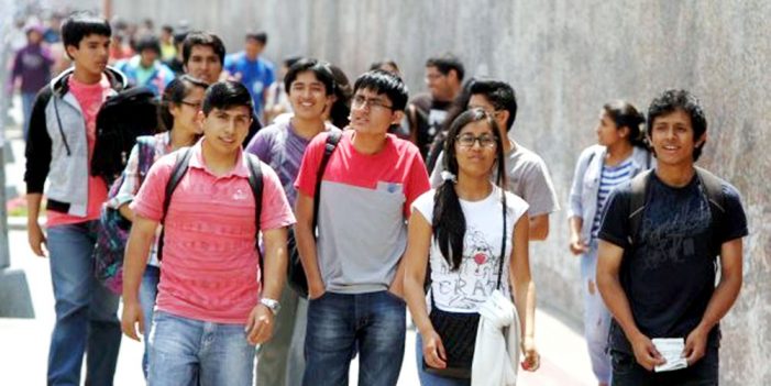 Jóvenes dejan la apatía y generan debate