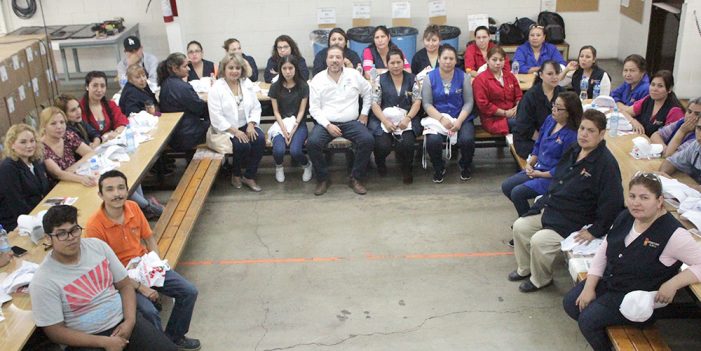 Freig Carrillo visita maquiladora y se reúne con mujeres