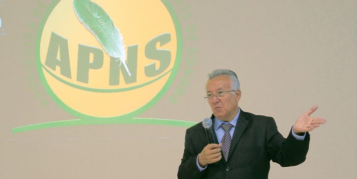 Recibe Juan Ramón Negrete Jiménez premio nacional de periodismo