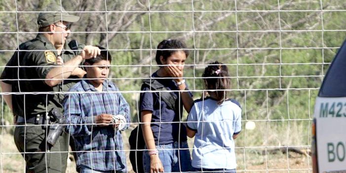 EU cumple “a medias” orden de reunir niños migrantes con sus padres