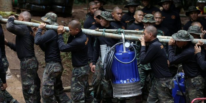 Rescatan vivos a niños de Tailandia