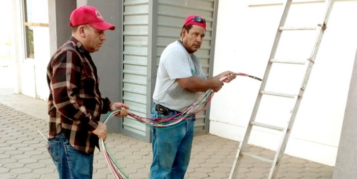Repone Ayuntamiento cableado en Gimnasio Municipal