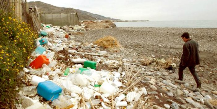 Plantea experto crear leyes para que se produzca menos plástico