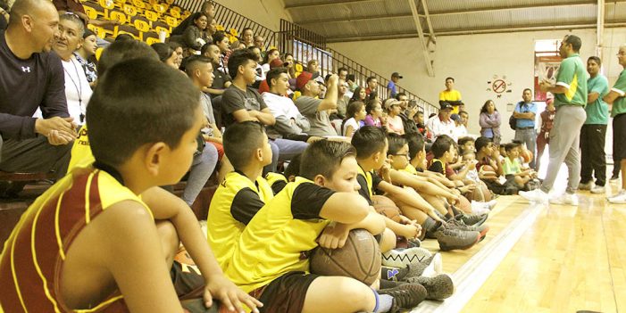 Charlan jóvenes deportistas con equipo técnico de Aguacateros de Morelia