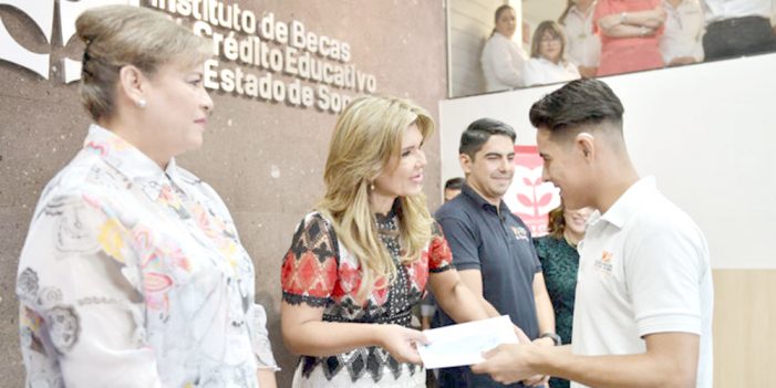 Claudia Pavlovich entrega becas a estudiantes con discapacidad auditiva