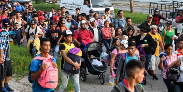Parte otra caravana de migrantes de Honduras