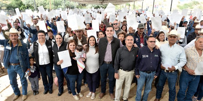 Reciben títulos de propiedad más de mil familias en Baviácora