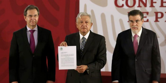Firma López Obrador revocación de reforma educativa