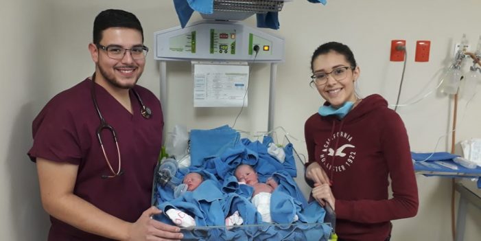 Nacen gemelas en ambulancia; atendidas por médico pasante