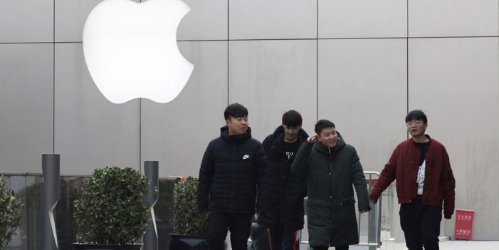Acciones de Apple caen 10 por ciento