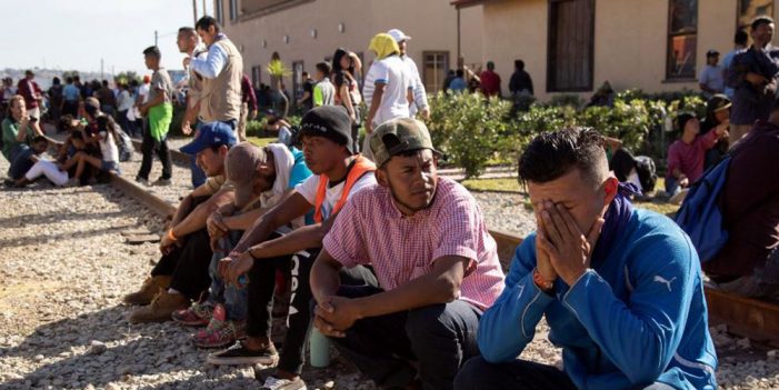 Trasladan a migrantes centroamericanos a nuevo albergue en Tijuana