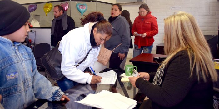 Entregan becas en Dirección Municipal de Educación