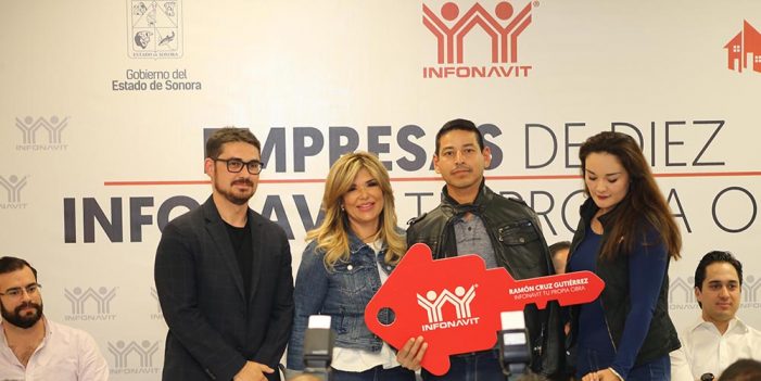 Secretario de Sedatu y Claudia Pavlovich entregan beneficios de Infonavit