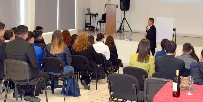 Ofrecen conferencia motivacional en Instituto Nogalense de la Juventud