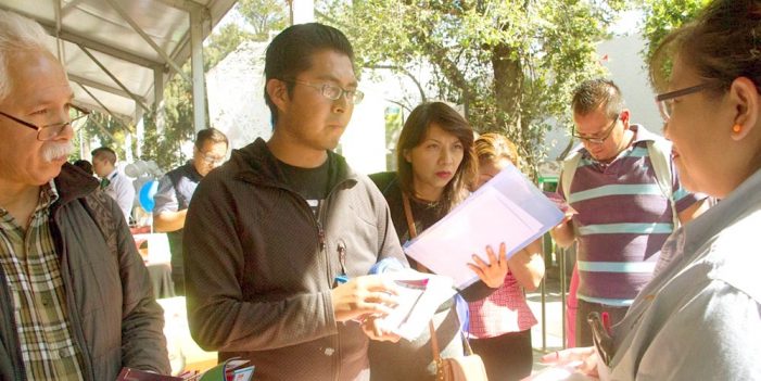 Mexicanos trabajan más y ganan menos