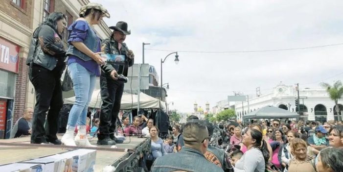 Motociclistas de EUA y México regalan zapatos a niños con discapacidad