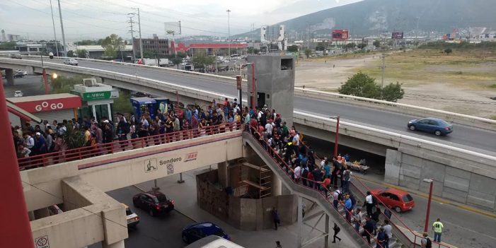 Con paro, transportistas exigen aumento de tarifa en Nuevo León