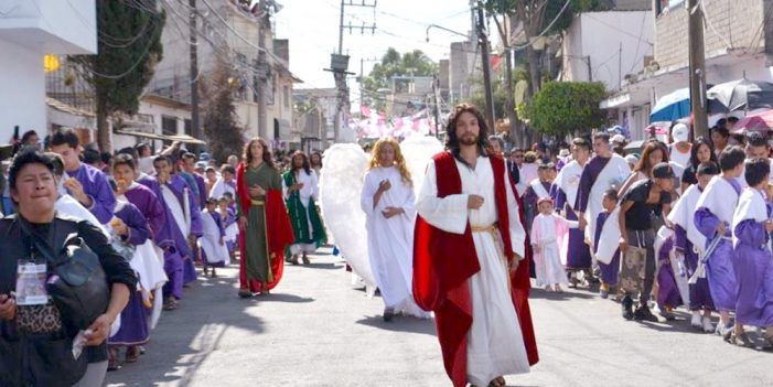 Nazarenos y vírgenes recorren calles de Iztapalapa
