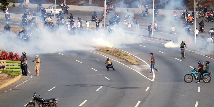 Venezuela tensa jornada de enfrentamientos entre militares y opositores