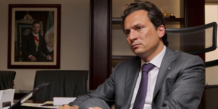 Exdirector de Pemex se ampara ante orden de aprehensión