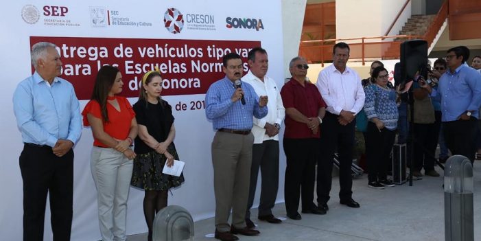 Entregan SEC y Creson camionetas a escuelas Normalistas