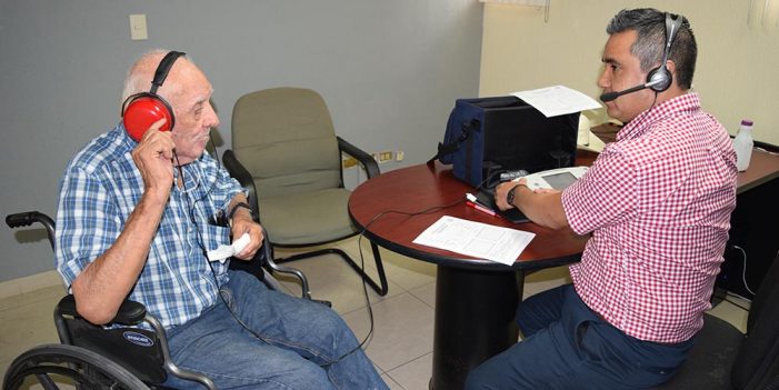 Sonorenses reciben auxiliares auditivos