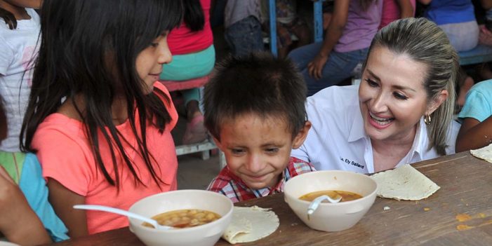 Brinda Pavlovich atención a niños de Miguel Alemán
