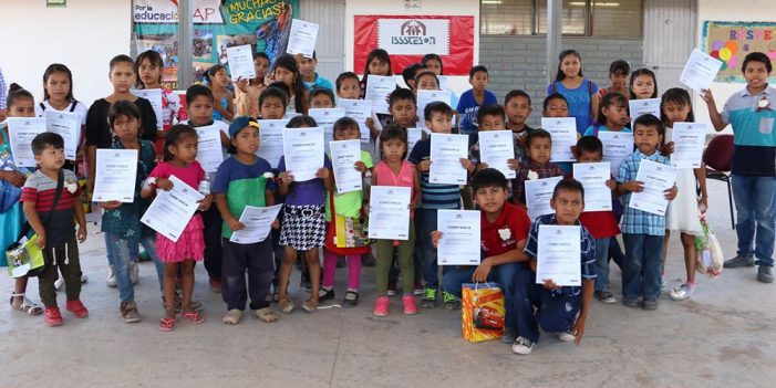 Aprenden a leer y escribir niños Triquis y Mixtecos con ayuda del voluntariado del Isssteson