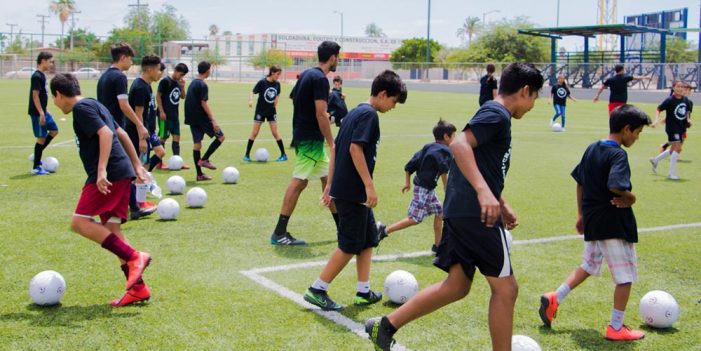 Participan niños y jóvenes en clínica de futbol de Change Your Stars Foundation