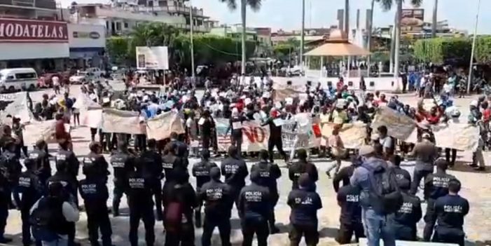 Marchan migrantes en Tapachula para exigir permisos