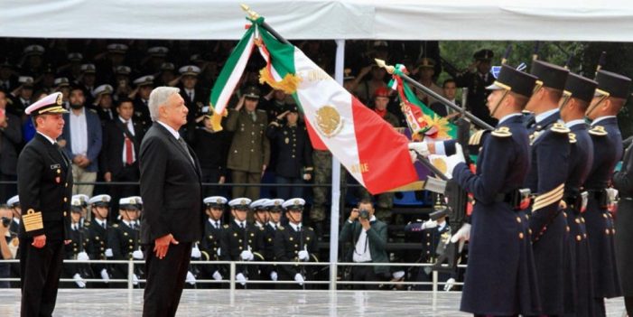 López Obrador monta guardia de honor a Niños Héroes