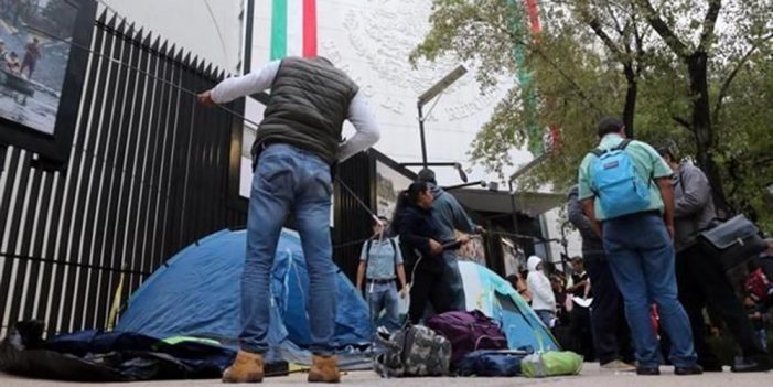 CNTE mantiene plantón afuera del Senado