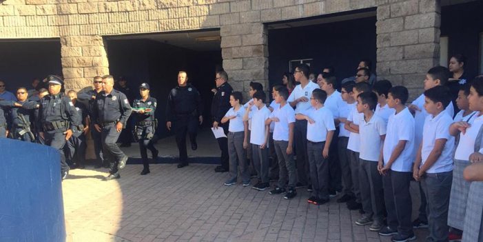 Estudiantes y agentes de Seguridad Pública rinden honores al Lábaro Patrio