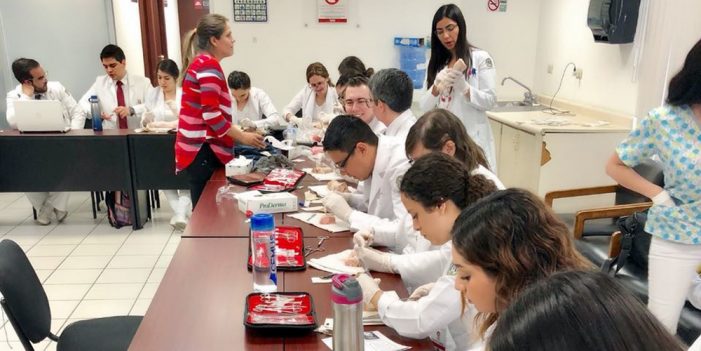 Felicita Salud Sonora a los médicos en su día